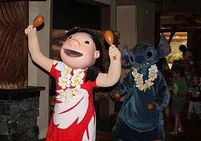 Restaurante Ohana com a presença de Lilo e Stitch em Orlando