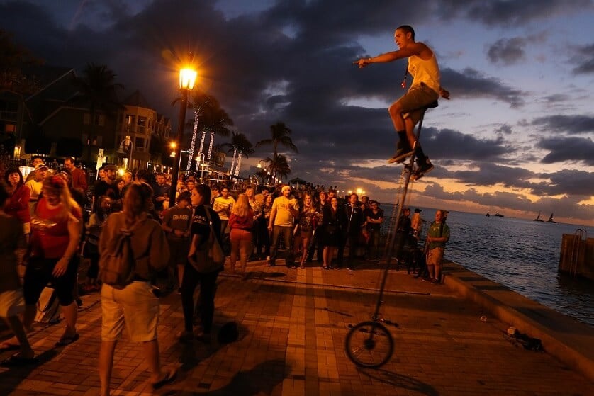 Malabarismo em Mallory Square no Por do sol em Key West