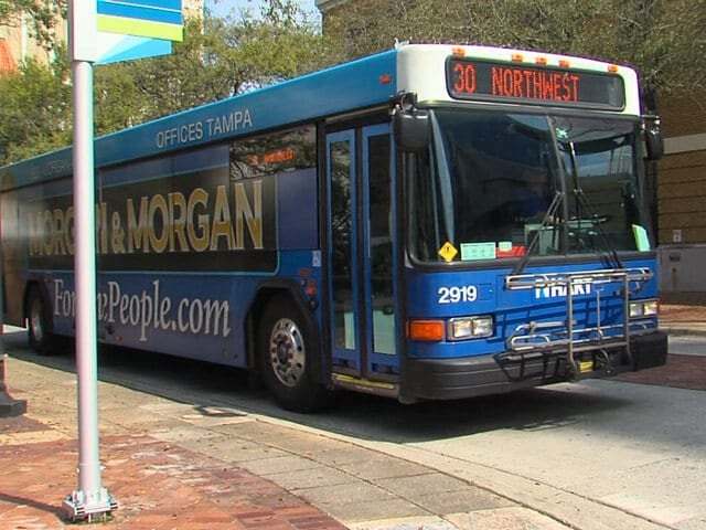 Como ir do aeroporto de Tampa até o centro turístico de ônibus e trem