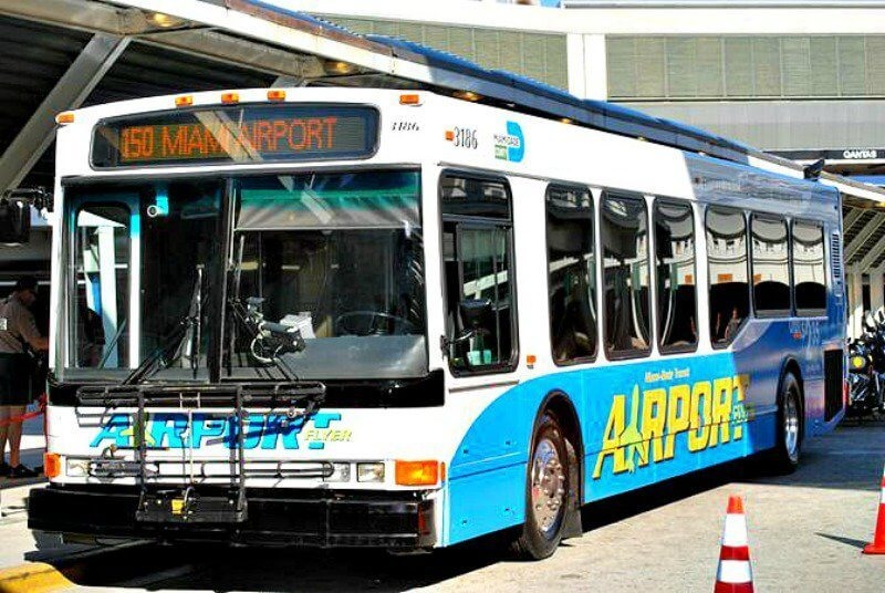 Como ir do aeroporto de Miami até o centro turístico de ônibus