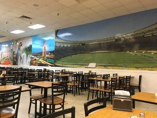 Interior do restaurante brasileiro Tony's Brazilian Grill em Orlando