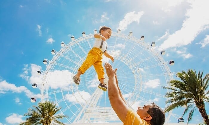 Família na roda-gigante ICON em Orlando