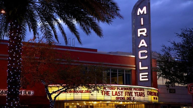 Rua Miracle Mile em Miami - noite