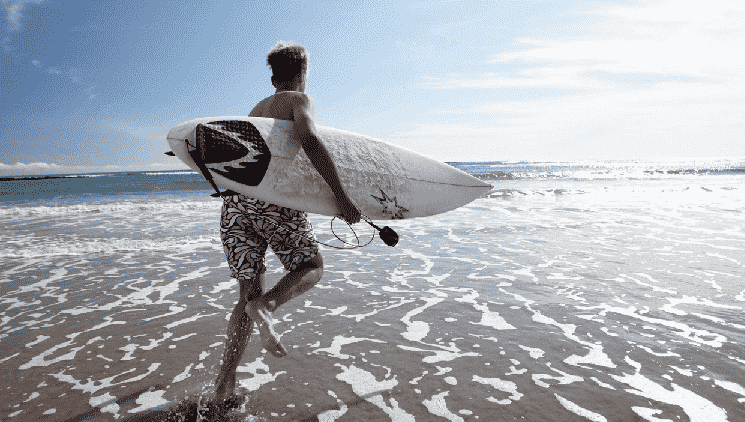 Surfista em praia de Miami