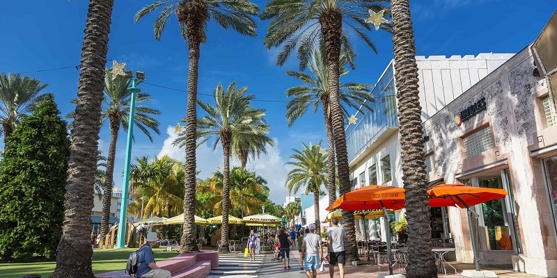 Pessoas caminhando na Lincoln Road em Miami