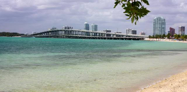 Estrada suspensa Rickenbacker Causeway