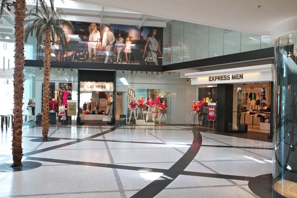 Interior do shopping Dadeland Mall em Miami