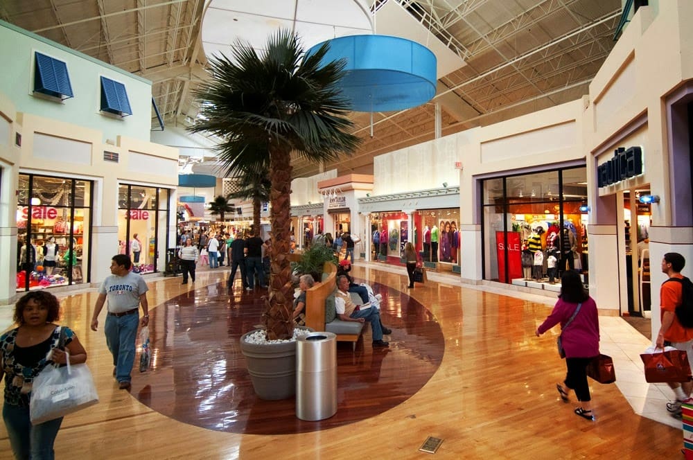 Interior do outlet Sawgrass Mills em Miami