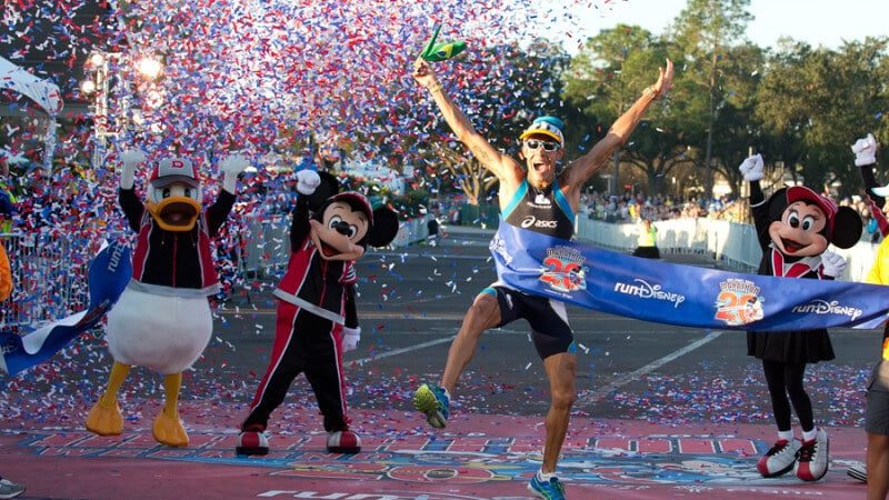 Comemoração na linha de chegada da corrida da Disney Orlando