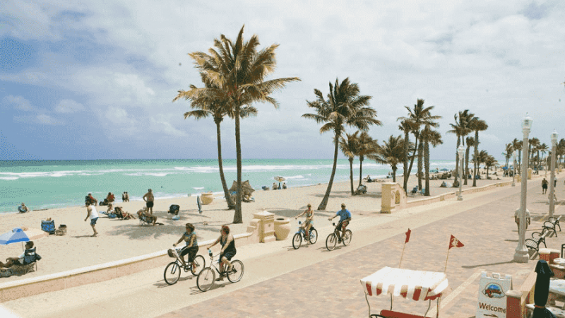 Calçadão da praia Hollywood Beach em Miami