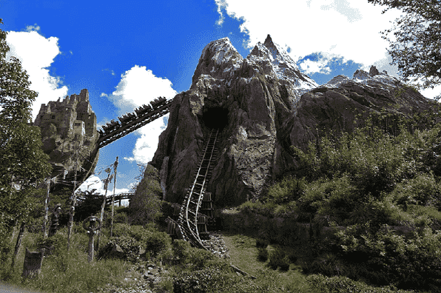 Montanha-russa Expedition Everest no parque Animal Kingdom da Disney Orlando