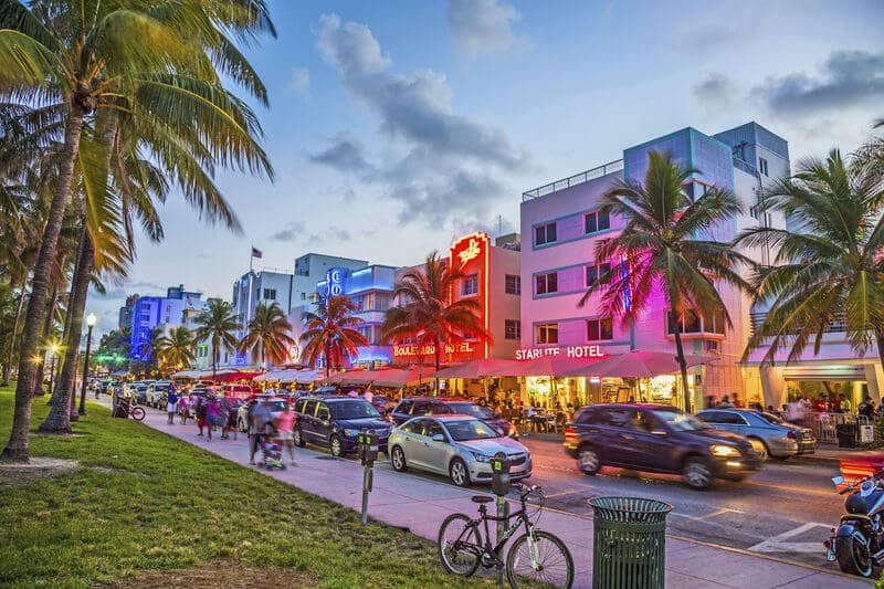 Anoitecer no Art Deco District em Miami Beach