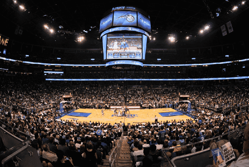 Assistindo à partida de basquete do Orlando Magic na arena