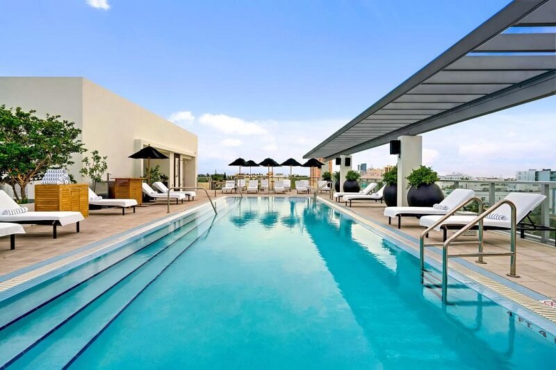 Piscina de hotel em South Beach