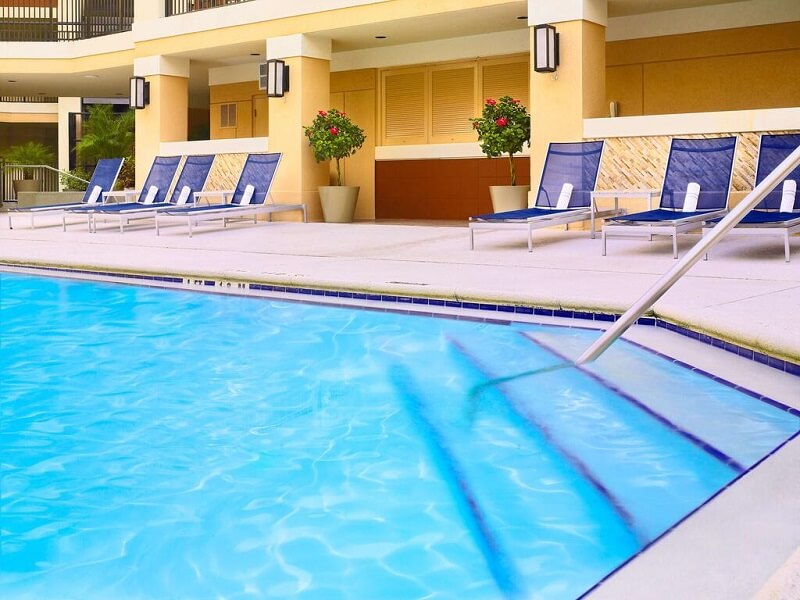 Piscina do Hotel Sonesta Es Suites em Orlando