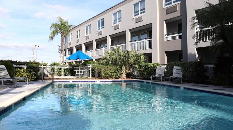 Piscina do Quality Inn Miami Airport