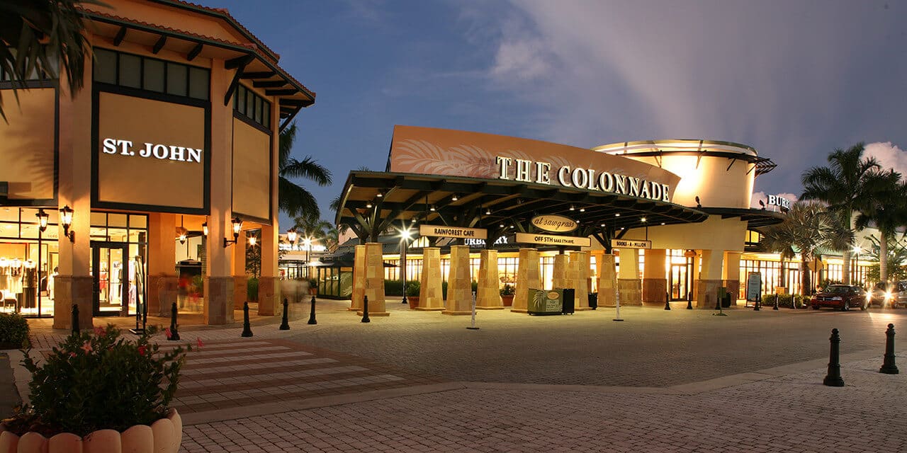 Área externa do outlet Sawgrass Mills em Miami