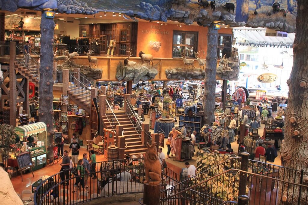 Interior da loja de pesca Bass Pro Shops em Miami e Orlando