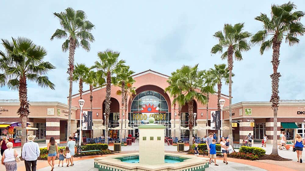 Entrada da praça de alimentação no Vineland Premium Outlets em Orlando