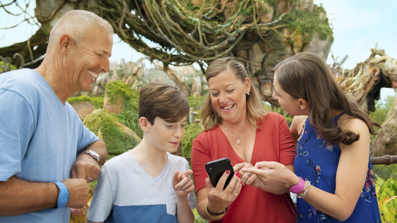 Família usando o celular na Disney Orlando