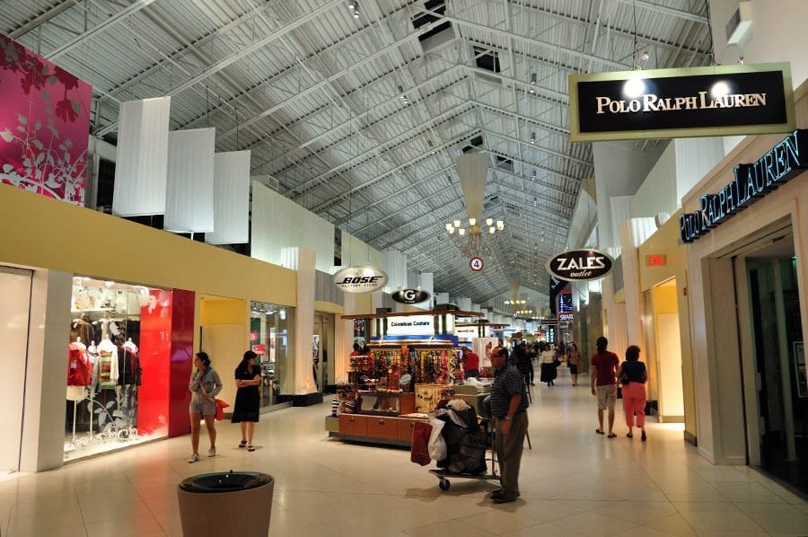 Interior do Dolphin Mall Miami