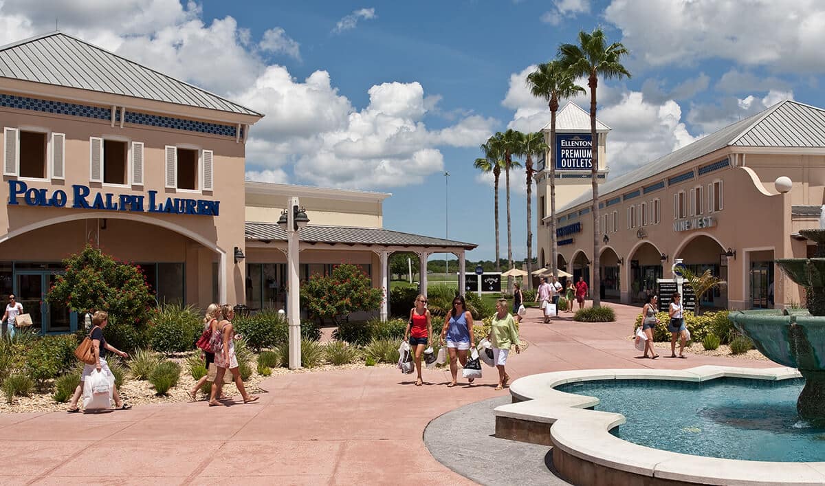 Pessoas fazendo compras no Outlet Premium em Orlando