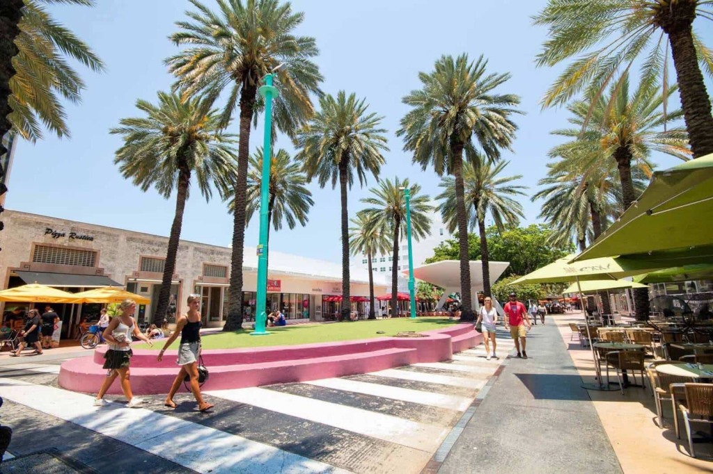 Pessoas caminhando na Lincoln Road em Miami