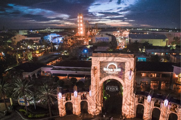 Vista da entrada do Halloween Horror Nights na Universal Orlando