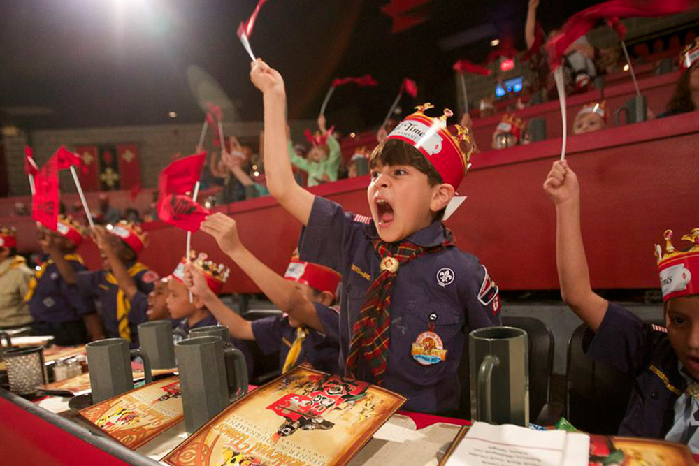 Crianças no jantar Medieval Times com duelo de cavaleiros em Orlando