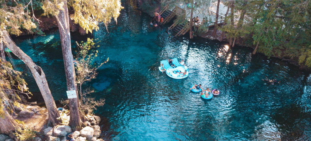 Passeio de boias nas piscinas naturais da Ginnie Springs na Flórida