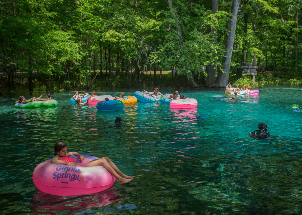 Boias nas piscinas naturais da Ginnie Springs na Flórida