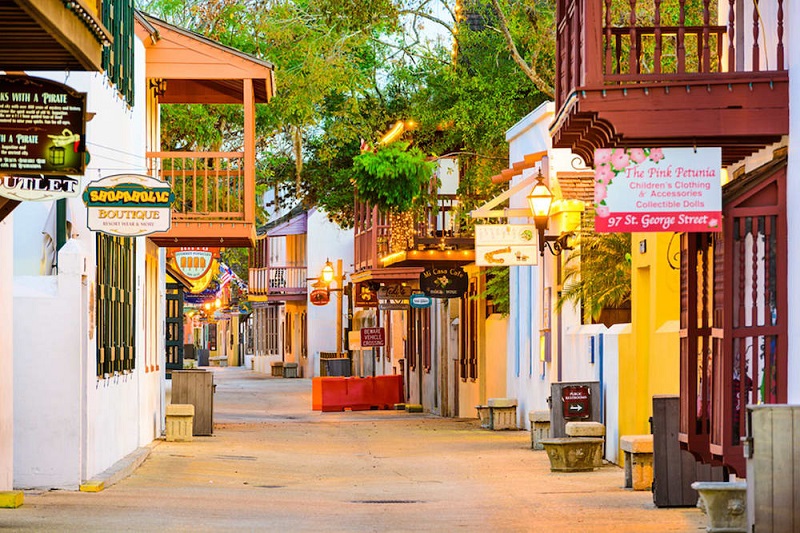 Rua de lojas em Saint Augustine