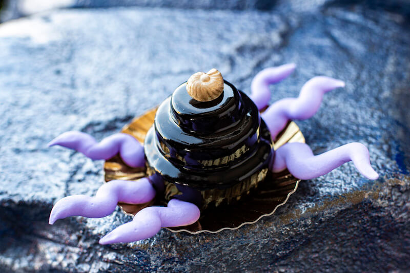 Body Language, mousse de biscoitos e creme misturados com bolo de chocolate, glacê e "tentáculos" de merengue