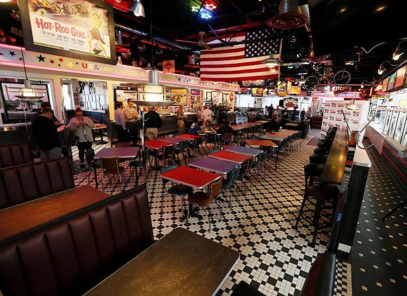 Interior do restaurante Portillo’s em Orlando