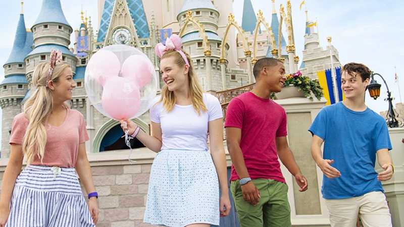 Adolescentes no parque Magic Kingdom