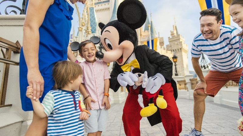 Mickey com crianças na Disney Orlando