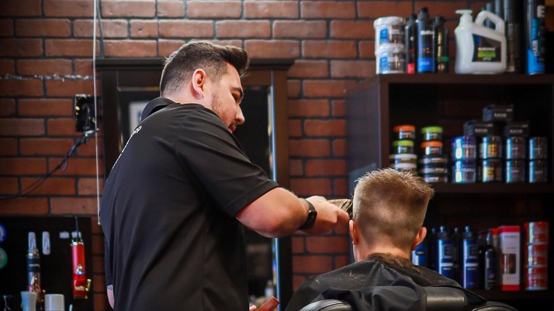 Corte de cabelo na barbearia de brasileiros Ultimate Cave em Orlando