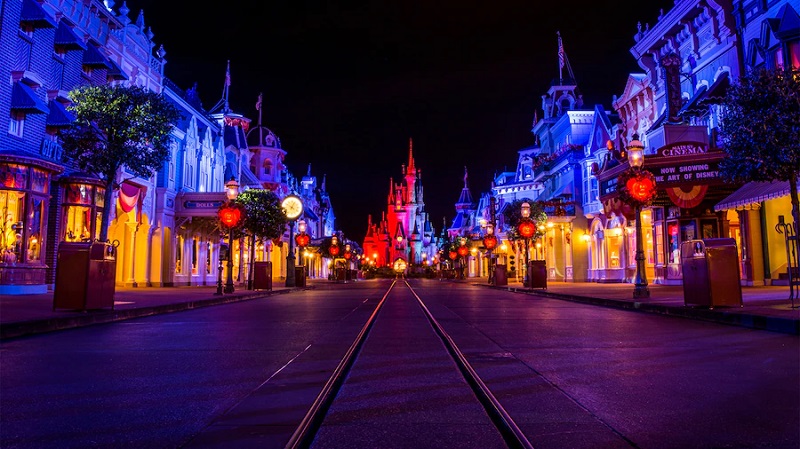 Noite de Halloween no Parque Magic Kingdom em Orlando