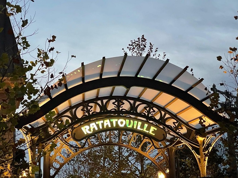 Arco Art Nouveau representando uma estação de metrô de Paris