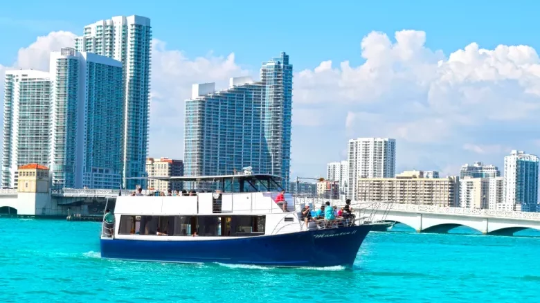 Tour pelo canal de Miami para ver as casas dos famosos