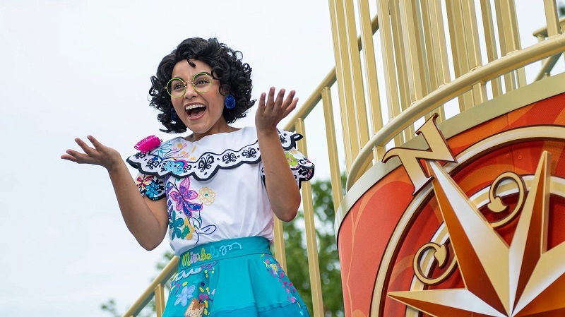 Mirabel no desfile Disney Adventure Friends Cavalcade em Orlando