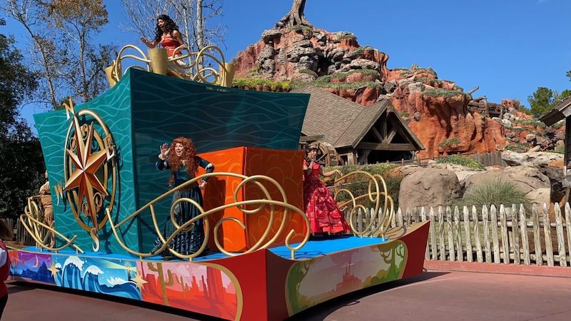 Carro alegórico do desfile Disney Adventure Friends Cavalcade em Orlando