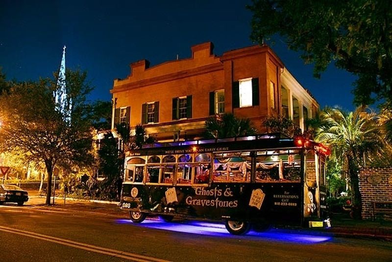 Tour de Trólebus dos Fantasmas em Key West à noite