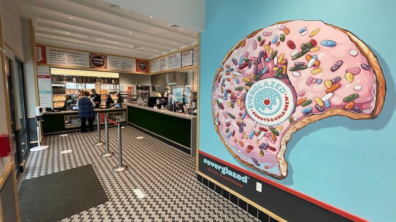 Interior da Everglazed Donuts & Cold Brew na Disney Springs em Orlando