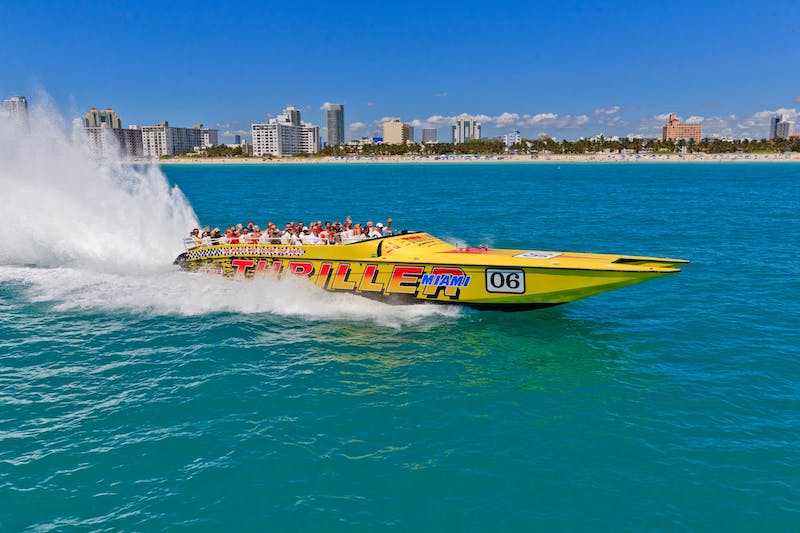 Modelo Thriller no tour de lancha em Miami