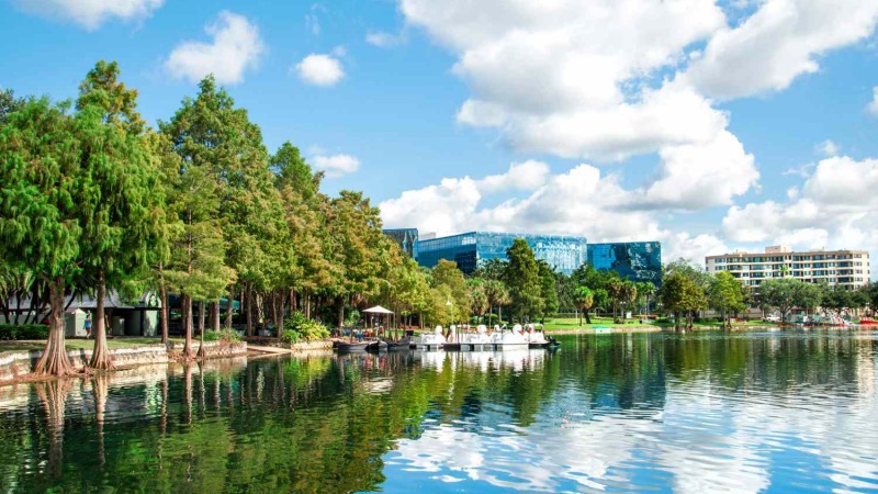 Lake Eola em Orlando no verão