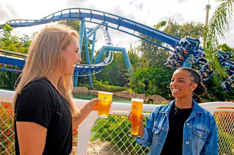 Visitantes no Festival Craft Beer no parque SeaWorld Orlando