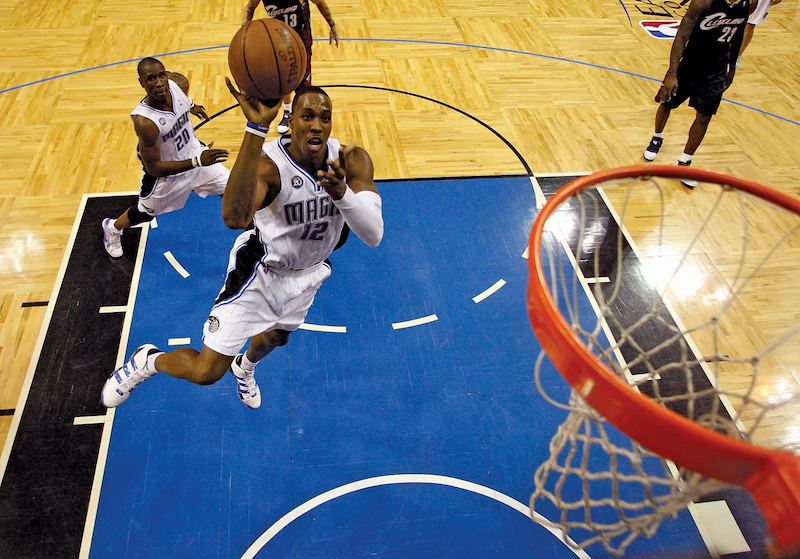 Jogador de basquete NBA do Orlando Magic fazendo cesta