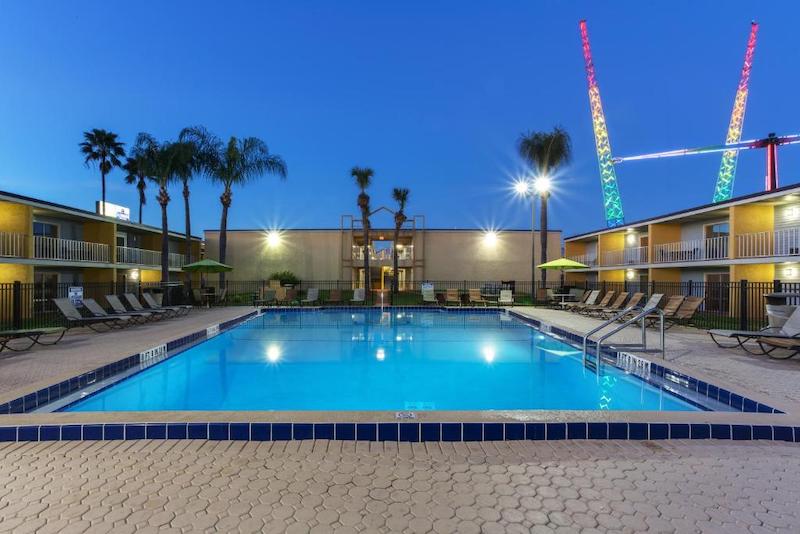 Piscina à noite no hotel Celebration Suites em Orlando