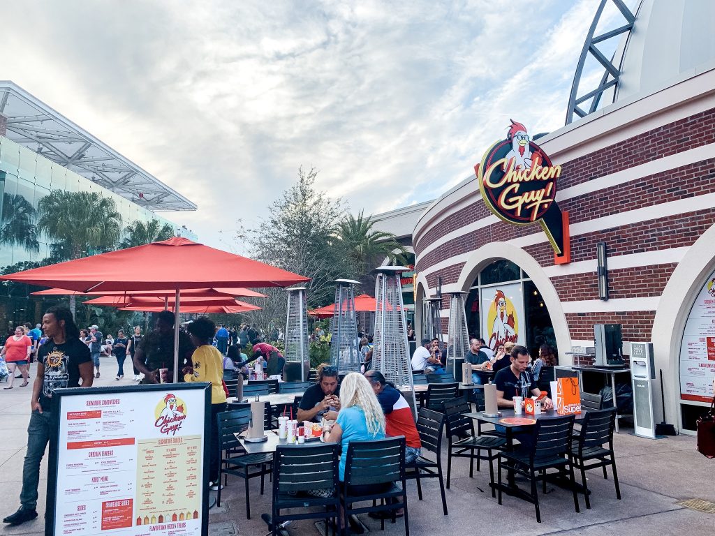 Mesas no restaurante Chicken Guy! na Disney Springs em Orlando